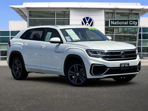 Used 2021 Volkswagen Atlas Cross Sport SE w/ Panoramic Sunroof Package FWD image 2