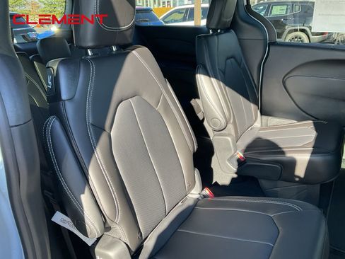 New 2026 Chrysler Pacifica Select image 27