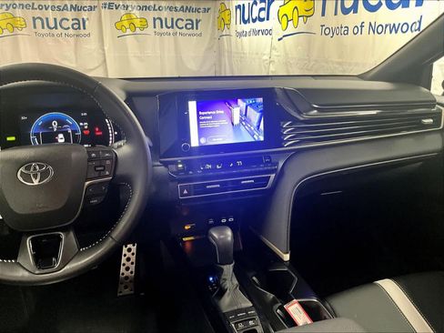 Used 2025 Toyota Camry SE image 18