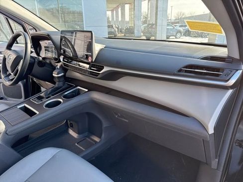 Used 2024 Toyota Sienna XLE image 28