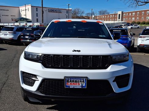 Used 2024 Jeep Grand Cherokee Altitude image 2