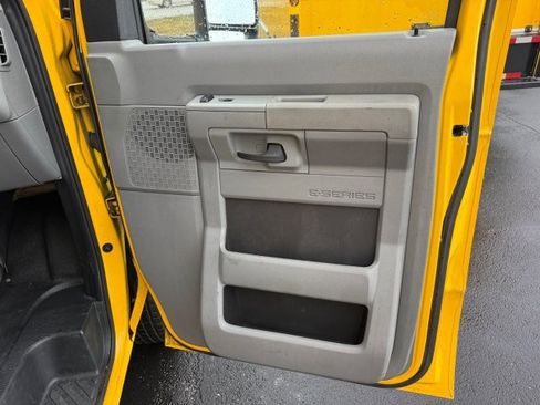 Used 2022 Ford E-350 and Econoline 350 Super Duty image 19