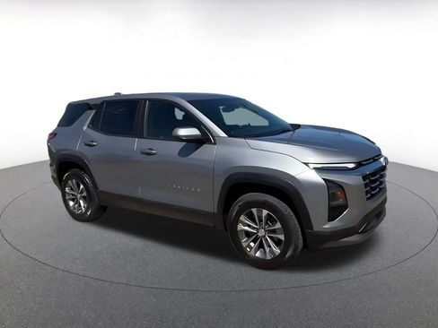 Used 2025 Chevrolet Equinox LT AWD/4WD image 2