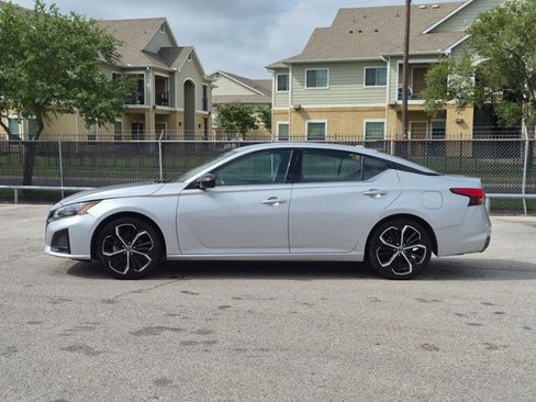 Used 2024 Nissan Altima 2.5 SR FWD image 8
