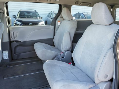 Used 2020 Toyota Sienna L image 19