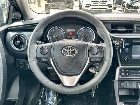 Used 2018 Toyota Corolla LE image 21