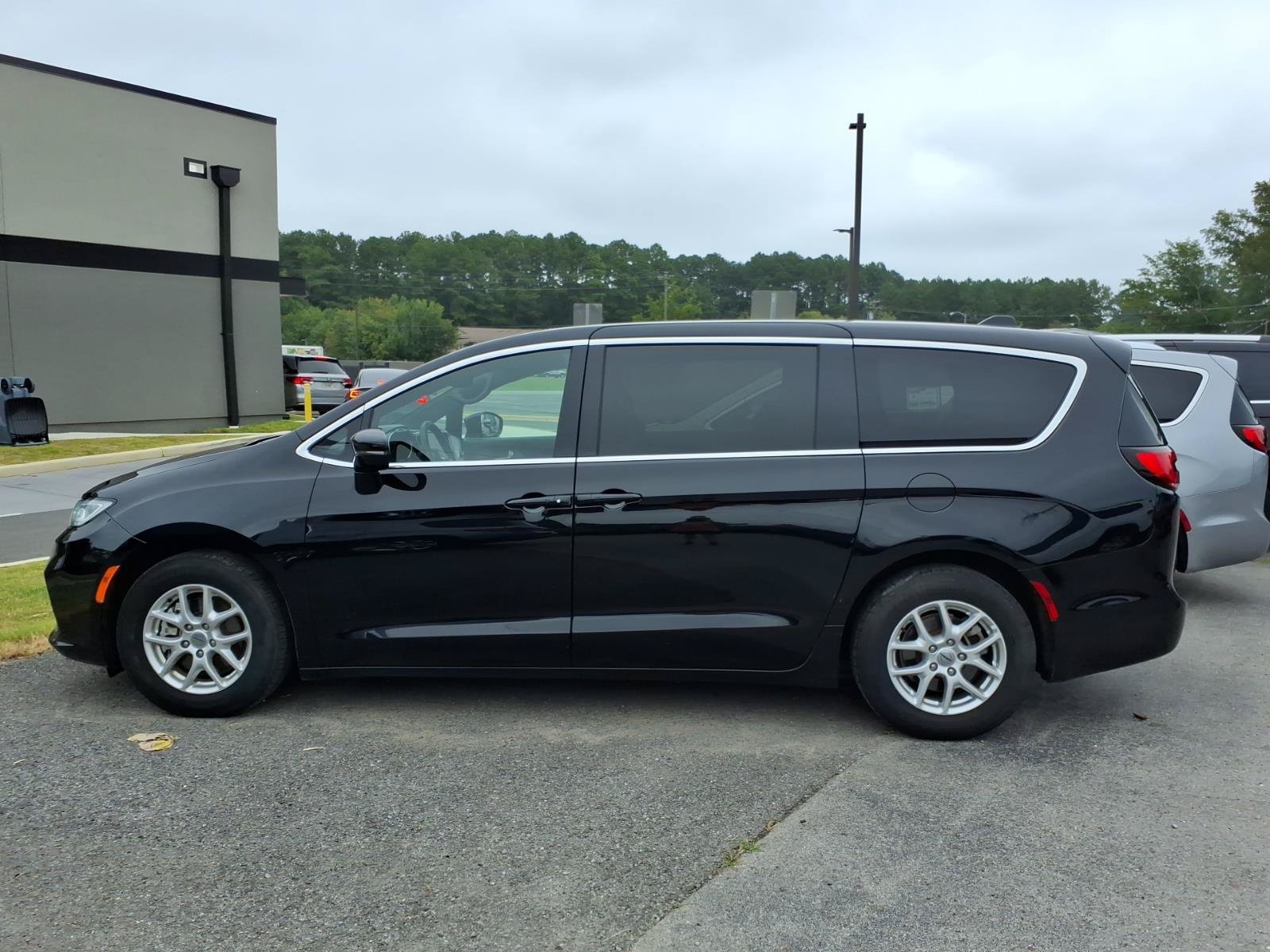 Used 2025 Chrysler Pacifica Select FWD image 2