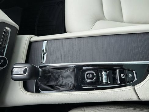 Used 2020 Volvo XC90 T5 Momentum w/ Protection Package Premier AWD/4WD image 21