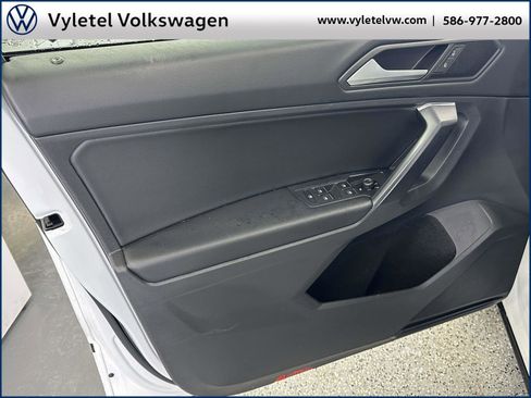 Used 2021 Volkswagen Tiguan SE R-Line image 18