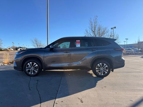 Used 2025 Toyota Highlander XLE image 4