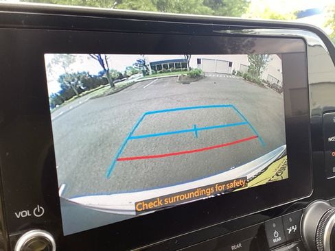 Used 2023 Toyota Highlander LE FWD image 14