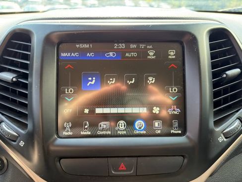 Used 2017 Jeep Cherokee Latitude w/ Comfort/Convenience Group AWD/4WD image 25
