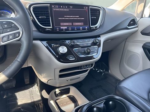 Used 2023 Chrysler Pacifica Touring-L FWD image 16