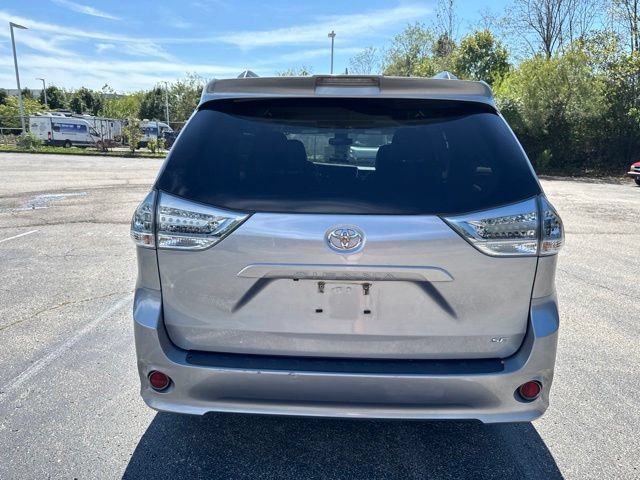 Used 2018 Toyota Sienna SE FWD image 4