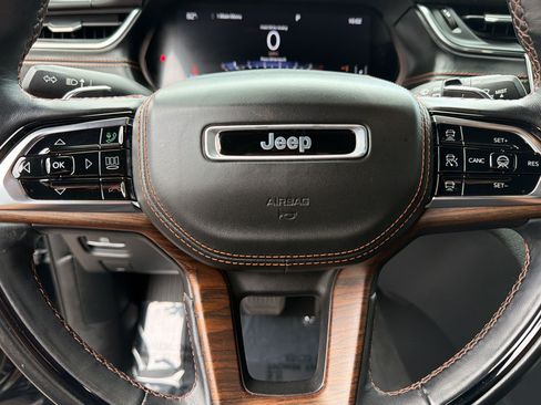 Used 2021 Jeep Grand Cherokee L Summit w/ Luxury Tech Group V AWD/4WD image 11