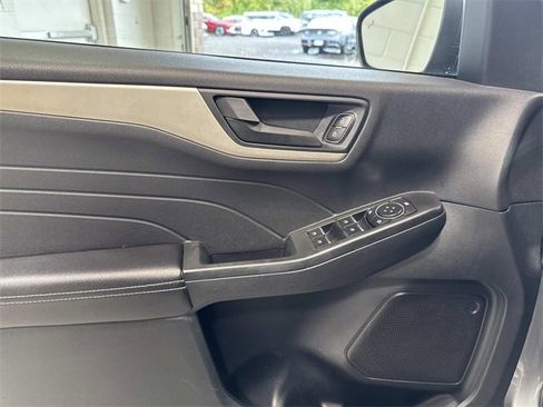 Used 2022 Ford Escape SE image 18