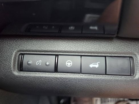 Used 2025 Nissan Pathfinder SV AWD/4WD image 13