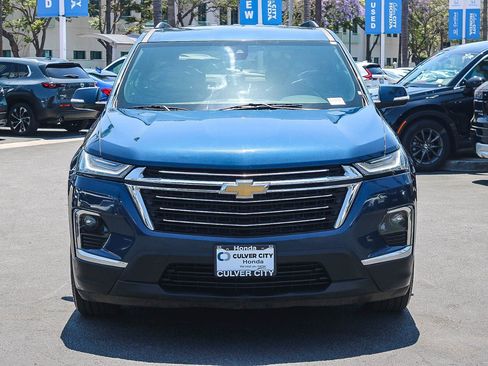 Used 2023 Chevrolet Traverse LT FWD image 2