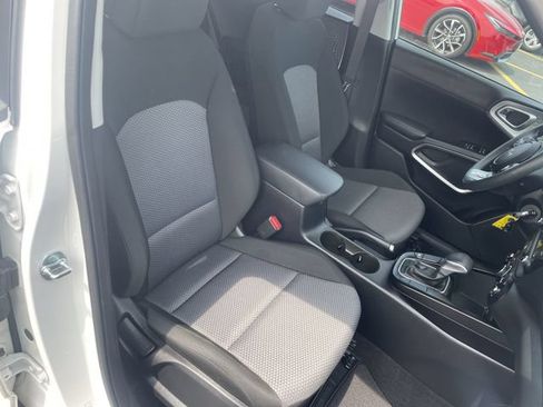 Used 2025 Kia Soul LX w/ LX Technology Package FWD image 40