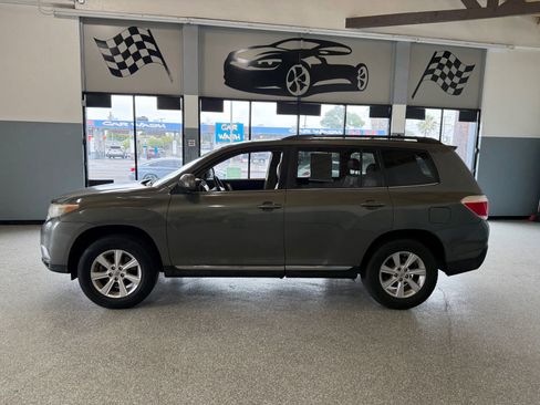 Used 2011 Toyota Highlander SE w/ Tow Pkg FWD image 4