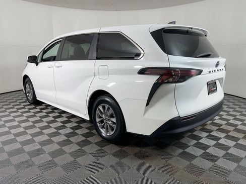 Used 2024 Toyota Sienna LE image 2