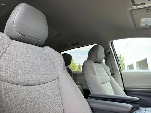 Used 2024 Toyota Sienna LE AWD/4WD image 17