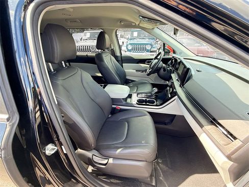 Used 2024 Kia Carnival EX image 34