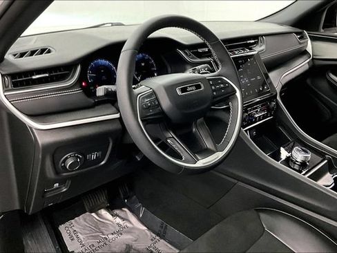 Used 2023 Jeep Grand Cherokee Altitude AWD/4WD image 16