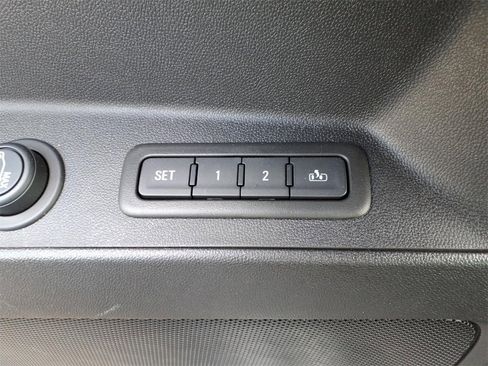 Used 2024 Chevrolet Equinox Premier image 11