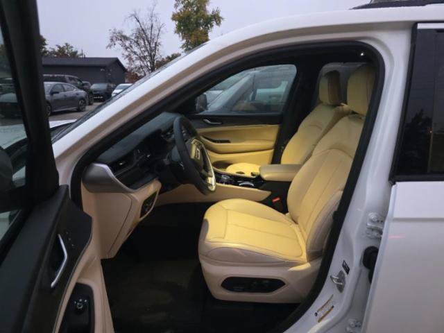 Used 2023 Jeep Grand Cherokee Limited w/ Luxury Tech Group II AWD/4WD image 4