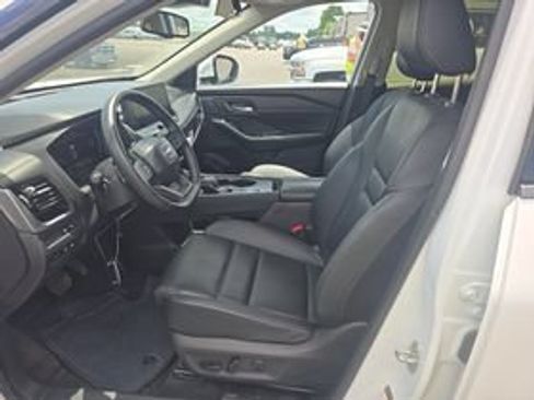 Used 2025 Nissan Rogue SL w/ SL Premium Package FWD image 8