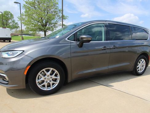 Used 2023 Chrysler Pacifica Touring-L image 18