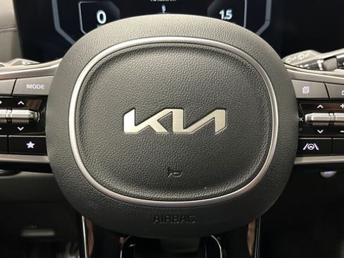 Used 2025 Kia Carnival SX w/ SX Dark Edition Package FWD image 16
