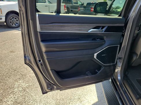 Used 2024 Jeep Wagoneer Series II RWD image 18