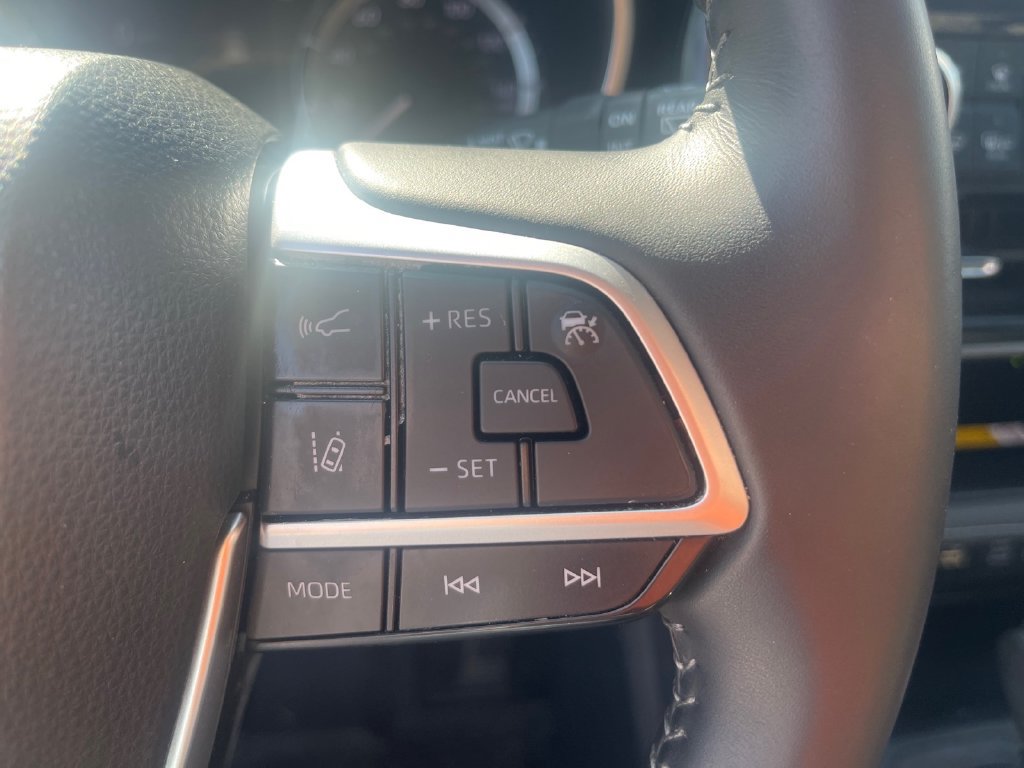 Used 2024 Toyota Highlander XLE AWD/4WD image 10
