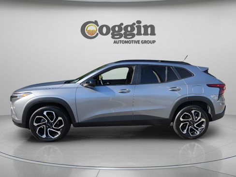 Used 2025 Chevrolet Trax RS image 2