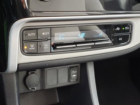 Used 2018 Toyota Corolla LE image 24