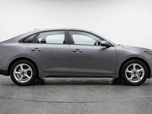 Used 2025 Kia K4 LXS image 11