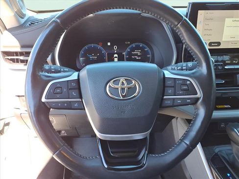 Used 2023 Toyota Highlander Limited image 18