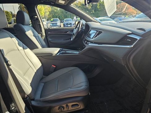 Used 2023 Buick Enclave Essence image 9