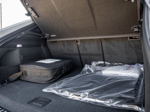 Certified 2025 Porsche Cayenne E-Hybrid Coupe image 35