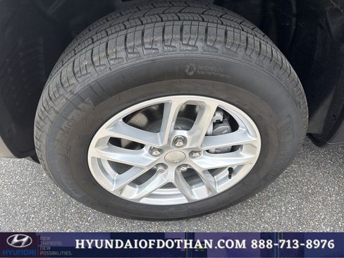 Used 2025 Jeep Grand Cherokee Laredo RWD image 19