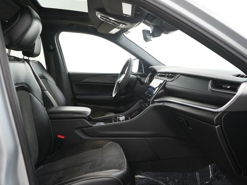 Used 2024 Jeep Grand Cherokee L Altitude image 14