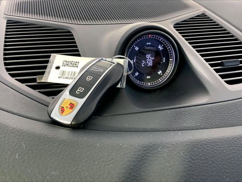 Used 2025 Porsche Cayenne image 21
