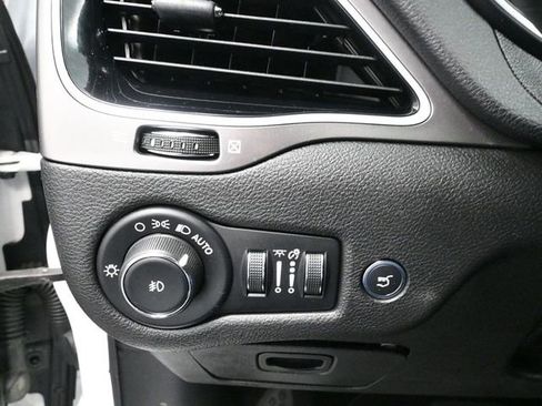 Used 2019 Jeep Cherokee Limited image 11