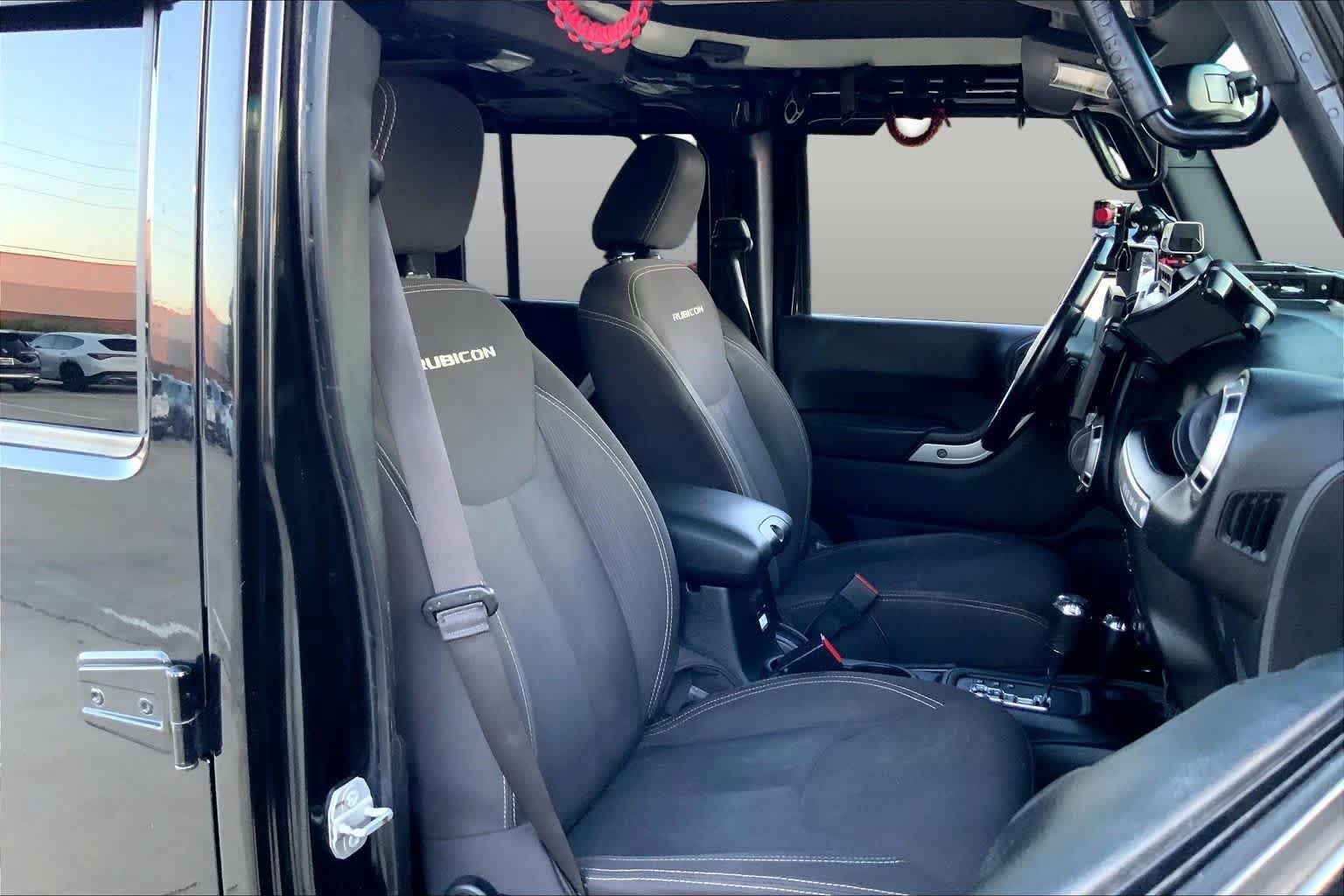 Used 2017 Jeep Wrangler Unlimited Rubicon w/ Connectivity Group AWD/4WD image 9