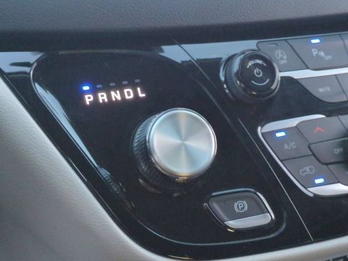 Used 2023 Chrysler Pacifica Touring-L FWD image 15