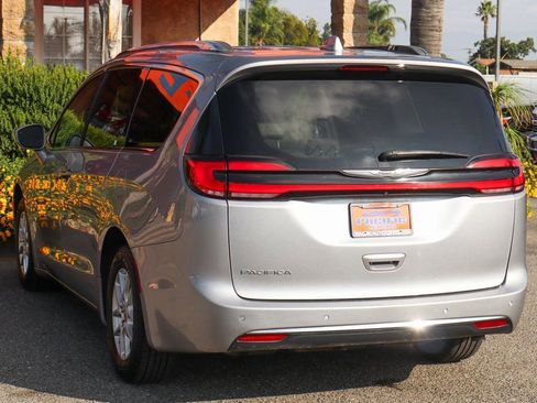 Used 2021 Chrysler Pacifica Touring-L image 6