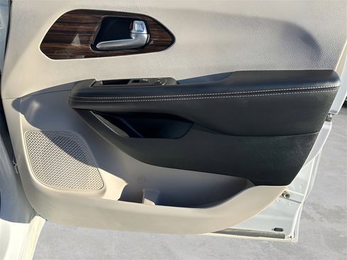 Used 2023 Chrysler Pacifica Limited image 9