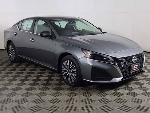 Used 2024 Nissan Altima 2.5 SV image 2